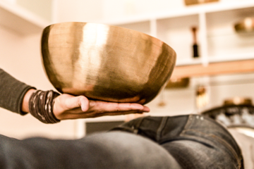media/image/SB_Singingbowl_Detail_Hand_2-767w.png