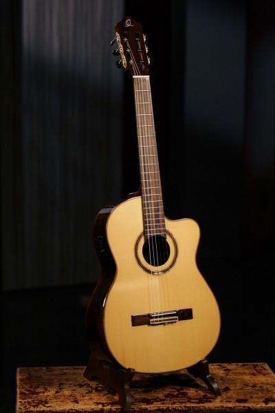 ORTEGA The Privat Room Classical Guitar 4/4 built in Armrest + Electronic - Natural + Bag (STRIPEDSU.C/E)